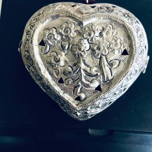 Heart hinged Jewelry/Trinket box or Ornament silvertone lightweight medal opens